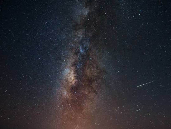 Foto der Milchstraße mit vorbeiziehender Sternschnuppe